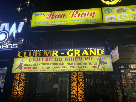 NHÀ HÀNG MƯA RỪNG